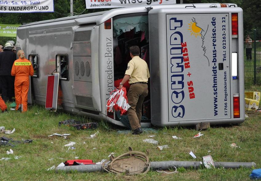 Schwerer Unfall mit Reisebus Lohmar Donrather Dreieck P412.JPG